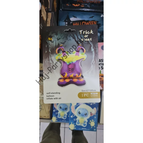 Halloween fólia lufi – Boszorkány üst koponyával (62×100 cm)