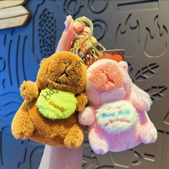 Felhúzható mozgó szárnyú Capybara kulcstartó – barna / rózsaszín