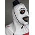 Kép 4/5 - Terrifier – Art the Clown latex horror maszk véres részletekkel és kalappal
